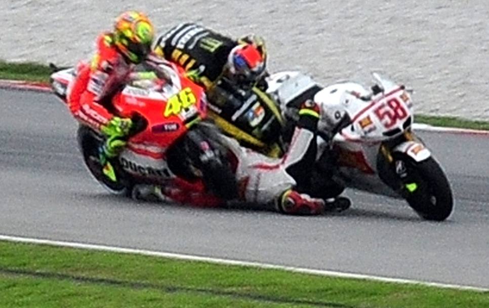 Il corpo di Simoncelli travolto dalla Ducati di Valentino Rossi e dalla Yamaha di Colin Edwards (Afp)